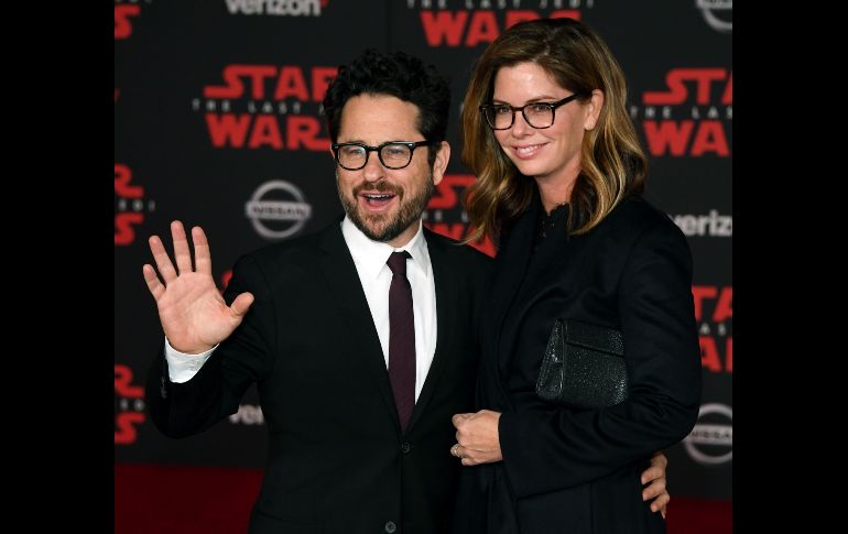 El productor J.J. Abrams y Katie McGrath.