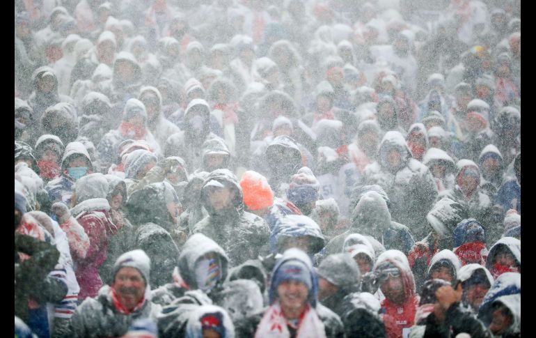 Aficionados soportan el mal tiempo en el New Era Field.