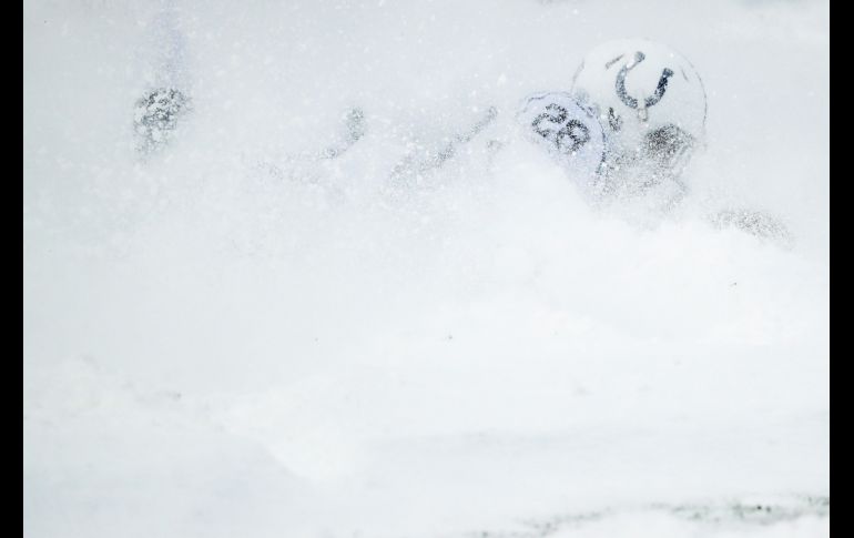 Chris Milton apenas se ve entre la nieve