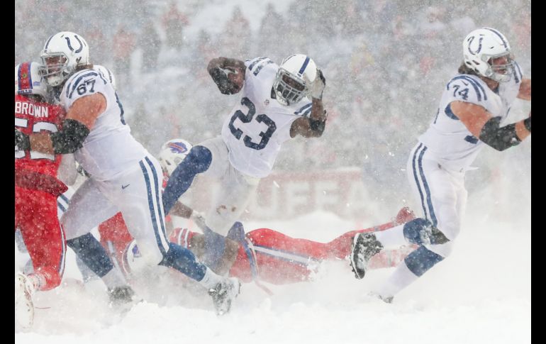 Frank Gore, de los Colts, corre con el balón. Con la derrota, los de Indianápolis quedaron matemáticamente eliminados de la contienda por la fase final.