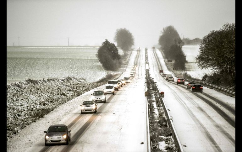 En Francia, la alerta naranja fue activada en 32 departamentos este domingo, especialmente en el norte, donde los vientos dejaron sin electricidad a 20 mil hogares. La autopista A25 en Godewaersvelde.