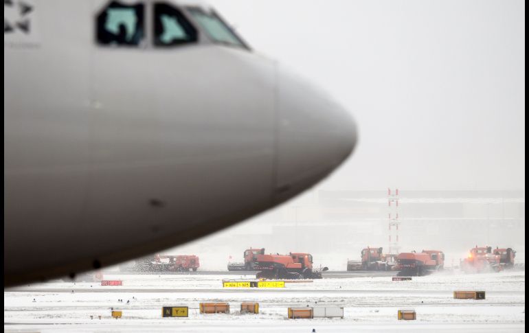 En el aeropuerto de Fráncfort, en el centro oeste del país, más de 300 vuelos fueron cancelados, y otros cientos retrasados,
