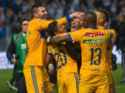 Ferretti es abrazado por sus jugadores tras obtener el título hoy domingo ante Monterrey. MEXSPORT/C. de Marchena