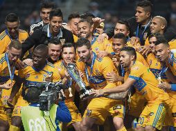 Eufóricos. Los jugadores de Tigres celebran la conquista del trofeo que los acredita como los mejores del Apertura 2017. El goleador galo (centro) reconoció que no fue fácil el logro. MEXSPORT