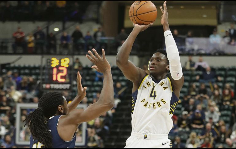 Victor Oladipo (izq.) se convirtió en el hombre importante de los Pacers, que vinieron de atrás para ganar ayer. AP/D. Cummings