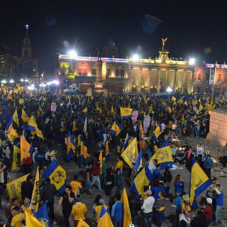 Aficionados celebran en la Macroplaza el título de Tigres