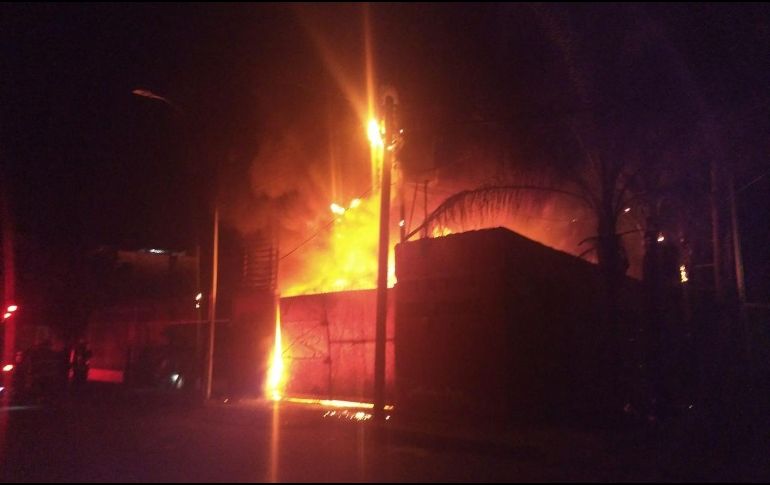 Después de poco más de una hora de labores los bomberos tapatíos lograron controlar el incendio. ESPECIAL/ BOMBEROS GDL