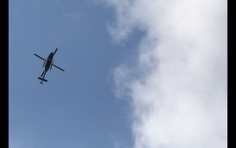 Un helicóptero de la policía sobrevuela la zona.