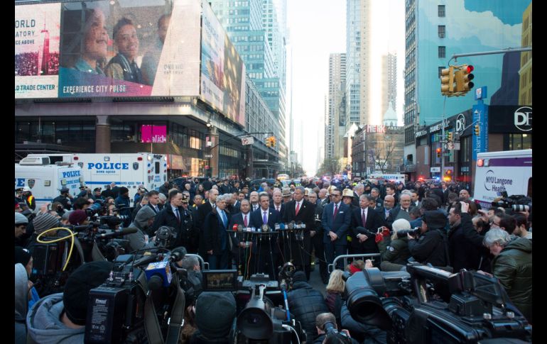 El gobernador de Nueva York Andrew Cuomo y el alcalde de la ciudad Bill de Blasio dan una conferencia de prensa. De Blasio aseveró que la detonación fue un “intento de ataque terrorista”.