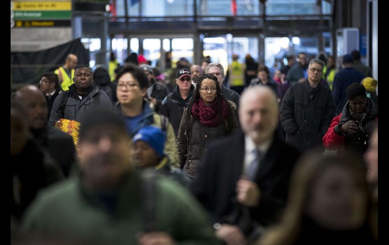 Usuarios del transporte llenan la estación tras su reapertura.