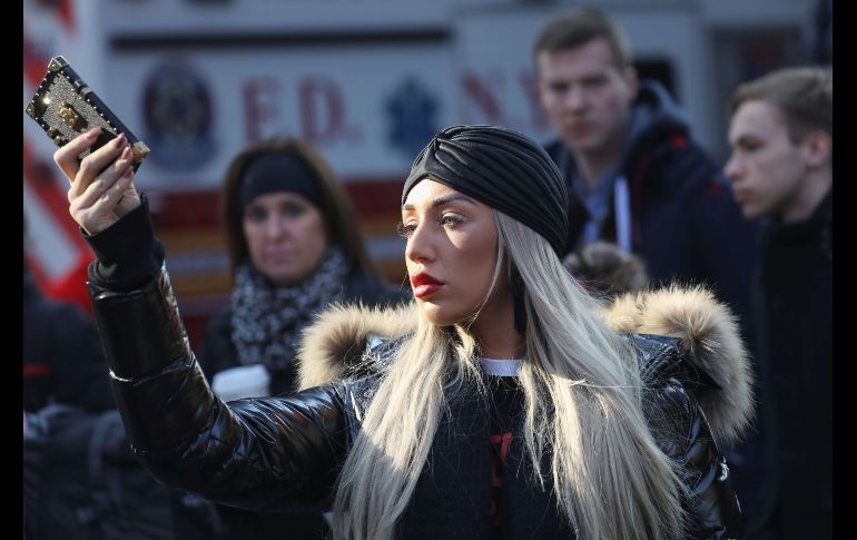 Peatones se detuvieron a observar y a tomar fotos.