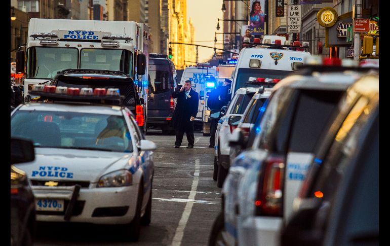 Policías bloquean una calle tras la explosión, que ocurrió en la mañana en un pasillo subterráneo ubicado en la calle 42, entre la 7va y 8va avenidas.
