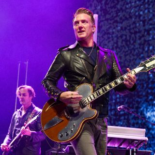 Vocalista de Queens of the Stone Age se disculpa por herir a una fotógrafa