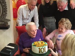 Michael Douglas publicó varias imágenes del festejo en sus redes sociales. FACEBOOK / Michael Douglas