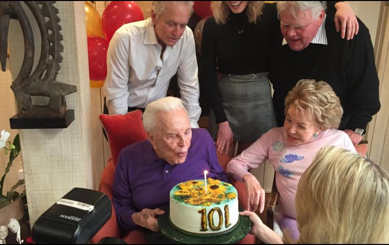 Michael Douglas publicó varias imágenes del festejo en sus redes sociales. FACEBOOK / Michael Douglas