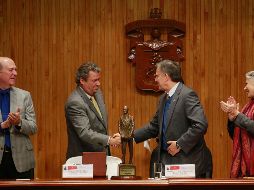 El rector de la UdeG, Tonatiuh Bravo (der) entregó el reconocimiento a Carlos Álvarez del Castillo (izq). EL INFORMADOR / M. Vargas