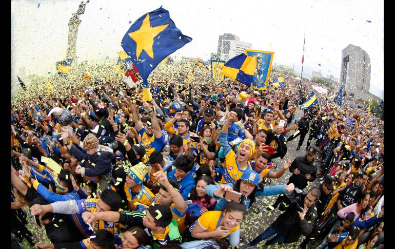 Aficionados de los Tigres de la UANL festejan  en Monterrey el título del Torneo de Apertura 2017, conseguido la víspera. NTX/J. Pazos