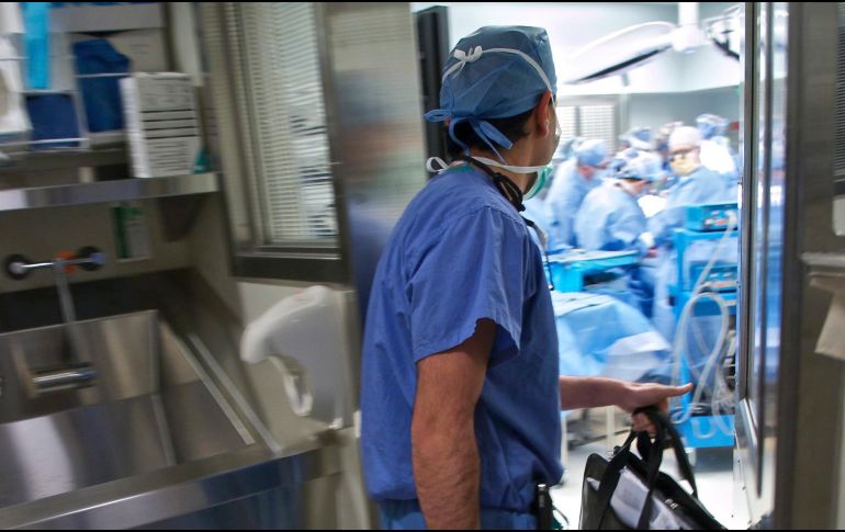 Señalan que en los últimos dos años ha habido un aumento de casos de pacientes con procedimientos mal realizados. EFE / ARCHIVO