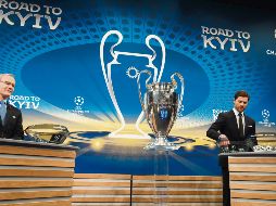 Definen cruces. El director de competiciones de la UEFA, Giorgio Marchetti (izquierda), y el ex jugador español Xabi Alonso, fueron los encargados de sacar las papeletas durante el sorteo. AP