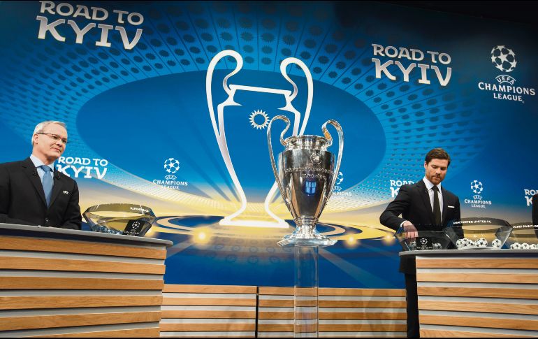 Definen cruces. El director de competiciones de la UEFA, Giorgio Marchetti (izquierda), y el ex jugador español Xabi Alonso, fueron los encargados de sacar las papeletas durante el sorteo. AP