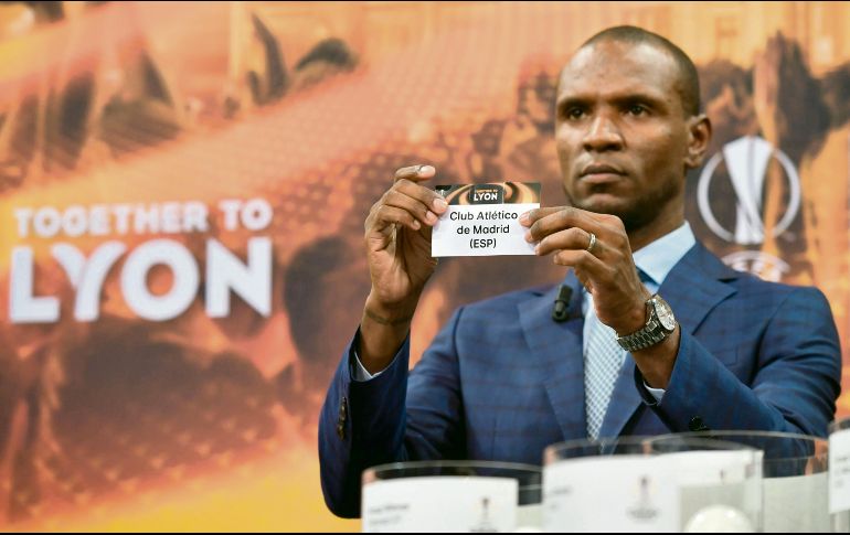 Nyon. El ex jugador Eric Abidal saca la papeleta del Atlético de Madrid durante el sorteo realizado ayer. AFP