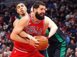 Nikola Mirotic (#44) terminó como el mejor encestador de los Bulls, al colaborar con 24 puntos ayer ante los Celtics. AP/C. Arbogast