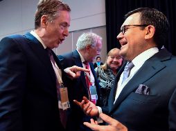 Robert Lighthizer (izq.) e Ildefonso Guajardo, conversan durante la plenaria de la OMC en Buenos Aires. AFP/E. Abramovich