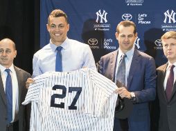 Brian Cashman, gerente general; Giancarlo Stanton, Aaron Boone, mánager, y Hal Stenbreiner, dueño, en la presentación del californiano como nuevo pelotero de los Bombarderos del Bronx. AP/W. Allen Jr.