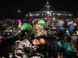 Esta madrugada continúan llegando miles de personas a la Basílica de Guadalupe para festejar a la Virgen Morena en su día. SUN/C. Rogel