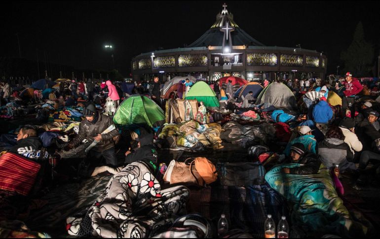 Esta madrugada continúan llegando miles de personas a la Basílica de Guadalupe para festejar a la Virgen Morena en su día. SUN/C. Rogel