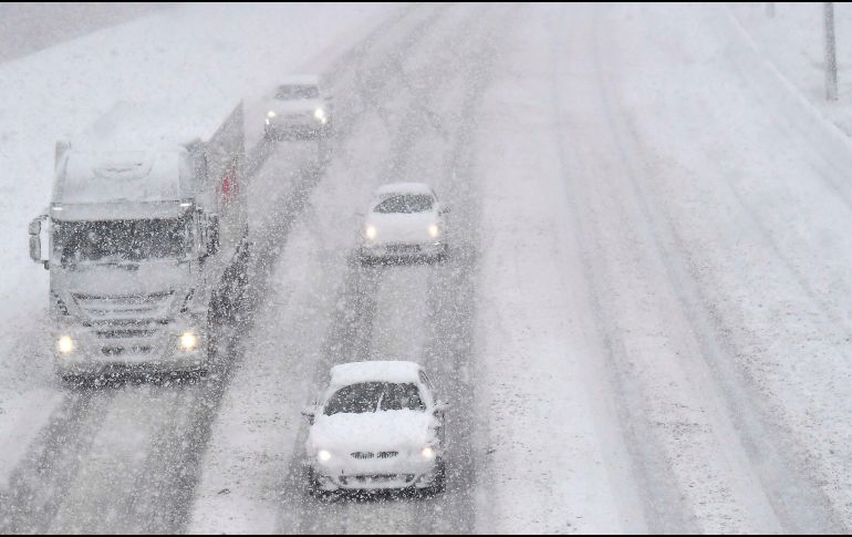 La nieve y heladas podrían durar hasta el miércoles, por lo que varios vuelos fueron suspendidos por seguridad. AFP/D. Waem