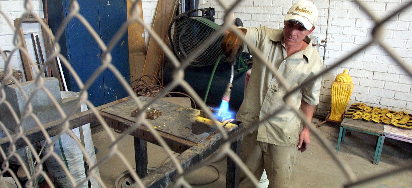 TONALA, JALISCO. MEXICO. 13 DE MARZO DE 2006. EN EL CRS CENTRO DE READAPTACION SOCIAL ALGUNOS PRESOS PREFIEREN TRABAJAR DENTRO DE LOS DIVERSOS TALLERES COMO CARPINTERIA, BOLSAS, BARRO, MECANICA, LAMINADO Y PINTURA, ARTESANIAS. ETC PARA PODER SACAR ALGO DE DINERO PARA SUS COSAS PERSONALES, PUENTE GRANDE, CERESO. EL INFORMADOR. FOTO: RENE PEREZ