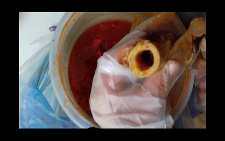 En el pozole iban tres huesos grandes y al revisarlos se percataron que el centro de los mismos tenían once envoltorios con la droga. SUN / ESPECIAL