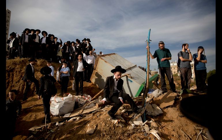 Una multitud asiste en Bnei Brak, Israel, al entierro del rabino Aharón Yehuda Leib Shteinman, líder espiritual considerado  la figura más influyente de la política ultraortodoxa israelí, que murió hoy a los 104 años. AP/O. Balilty