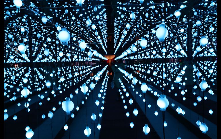 Un visitante toma una foto de la iluminación del festival navideño en Seúl, Corea del Sur. AP/Lee Jin-man