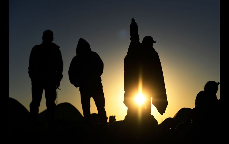 Un devoto eleva una imagen de la Virgen durante una procesión.