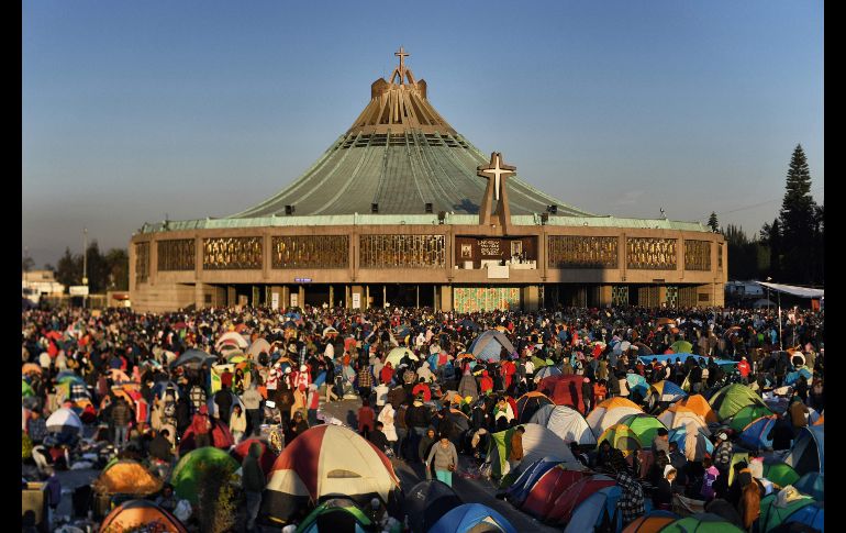 Al mediodía se reportaba la llegada de más de seis millones de fieles.