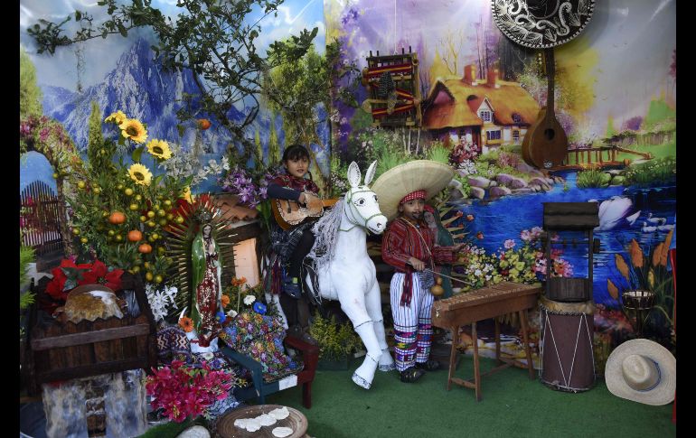 Niños participan en una representación de las apariciones de la Virgen, en una celebración en la Basílica de Guadalupe de Ciudad de Guatemala.