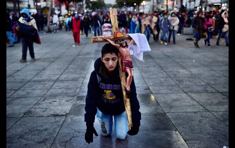 Una mujer paga una manda a la Guadalupana.