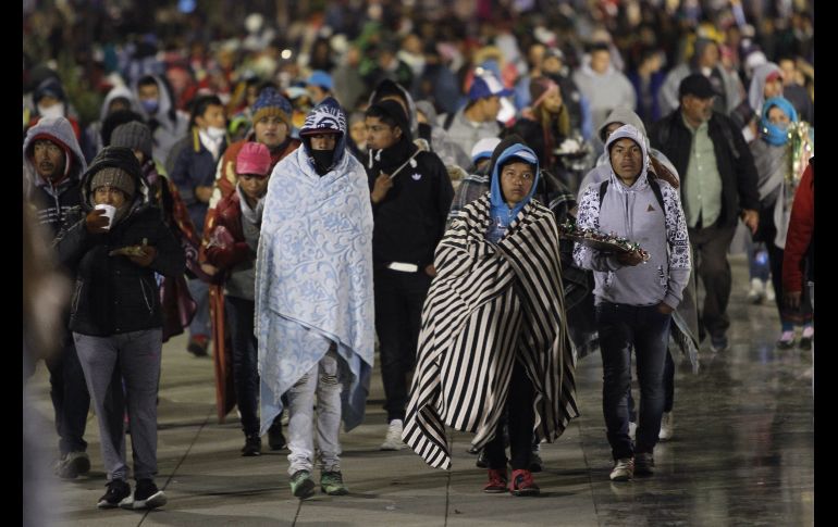 A pesar de las bajas temperaturas registradas en la madrugada, miles de personas seguían llegando a la Basílica.