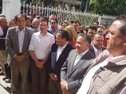 El ex fiscal llega acompañado acompañado por Castro Reynoso, Arturo Zamora, Héctor Pizano, Francisco Ayón y Ramiro Hernández.  EL INFORMADOR / R. Rivas