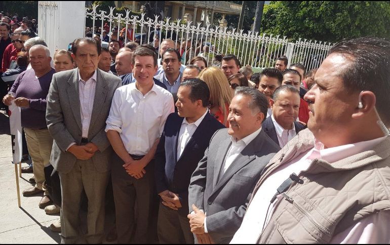El ex fiscal llega acompañado acompañado por Castro Reynoso, Arturo Zamora, Héctor Pizano, Francisco Ayón y Ramiro Hernández.  EL INFORMADOR / R. Rivas