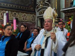 Al término de la misa, Robles Ortega se acercó a los fieles para darles la bendición. EL INFORMADOR / E. Barrera
