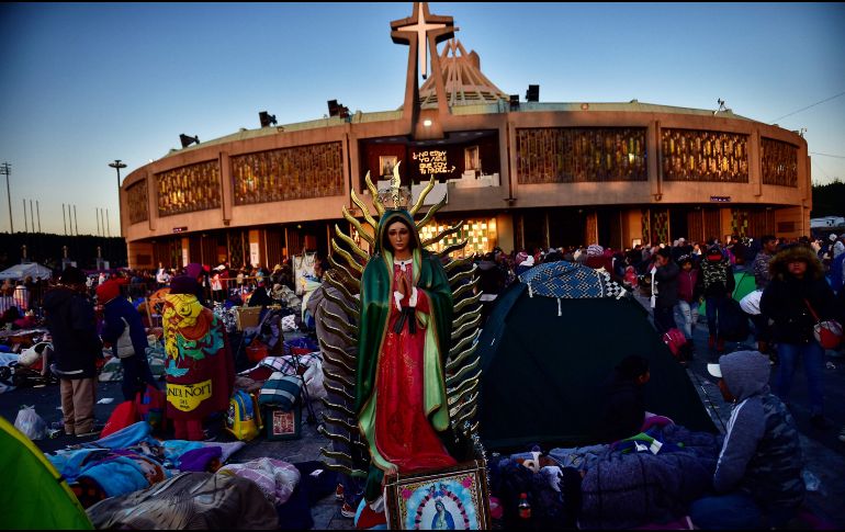 El arribo de feligreses se realizó en calma y sin incidentes mayores. AFP / P. Pardo