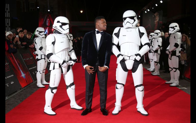 El actor John Boyega posa junto a 