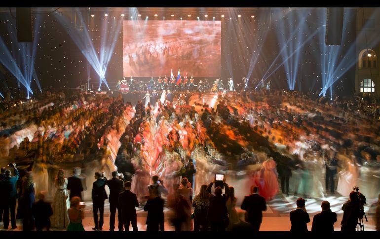 Estudiantes de la escuela militar asisten a su baile anual en Moscú, Rusia. AP/A. Zemlianichenko