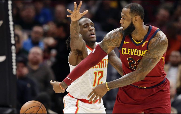 En plan grande. LeBron James (d) captura un rebote durante el juego de ayer entre Cavaliers y Hawks. AP