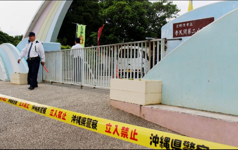 La puerta, de aproximadamente un metro de longitud se desprendió y cayó sobre el patio de la escuela. AFP/JIJI