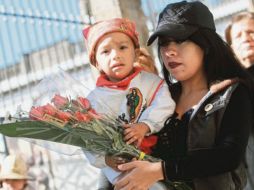 En el santuario de Guadalupe los creyentes hicieron representaciones de san Juan Diego para acudir a presentar sus peticiones y agradecimientos. EL INFORMADOR/E. Barrera