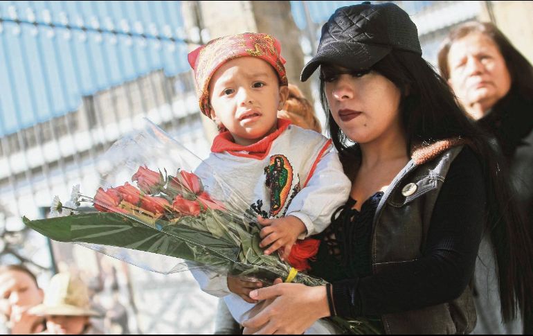 En el santuario de Guadalupe los creyentes hicieron representaciones de san Juan Diego para acudir a presentar sus peticiones y agradecimientos. EL INFORMADOR/E. Barrera